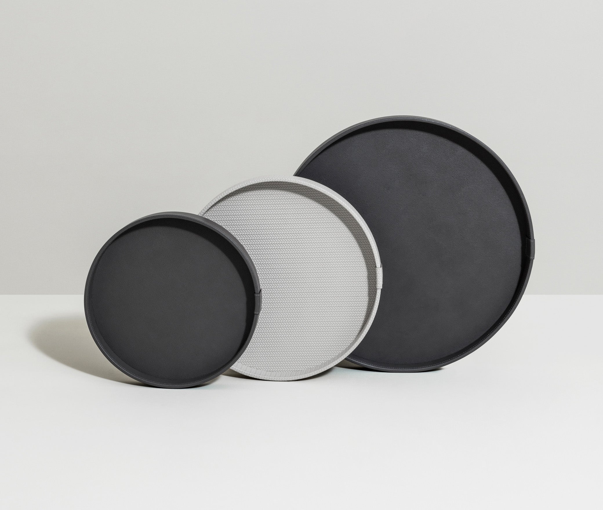 Gea Круглый поднос - Ø 50 см / зернистая кожа_coffee Pinetti 00.1419.029.015 - Вид №1