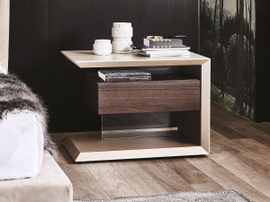 Деревянная тумбочка с ящиками