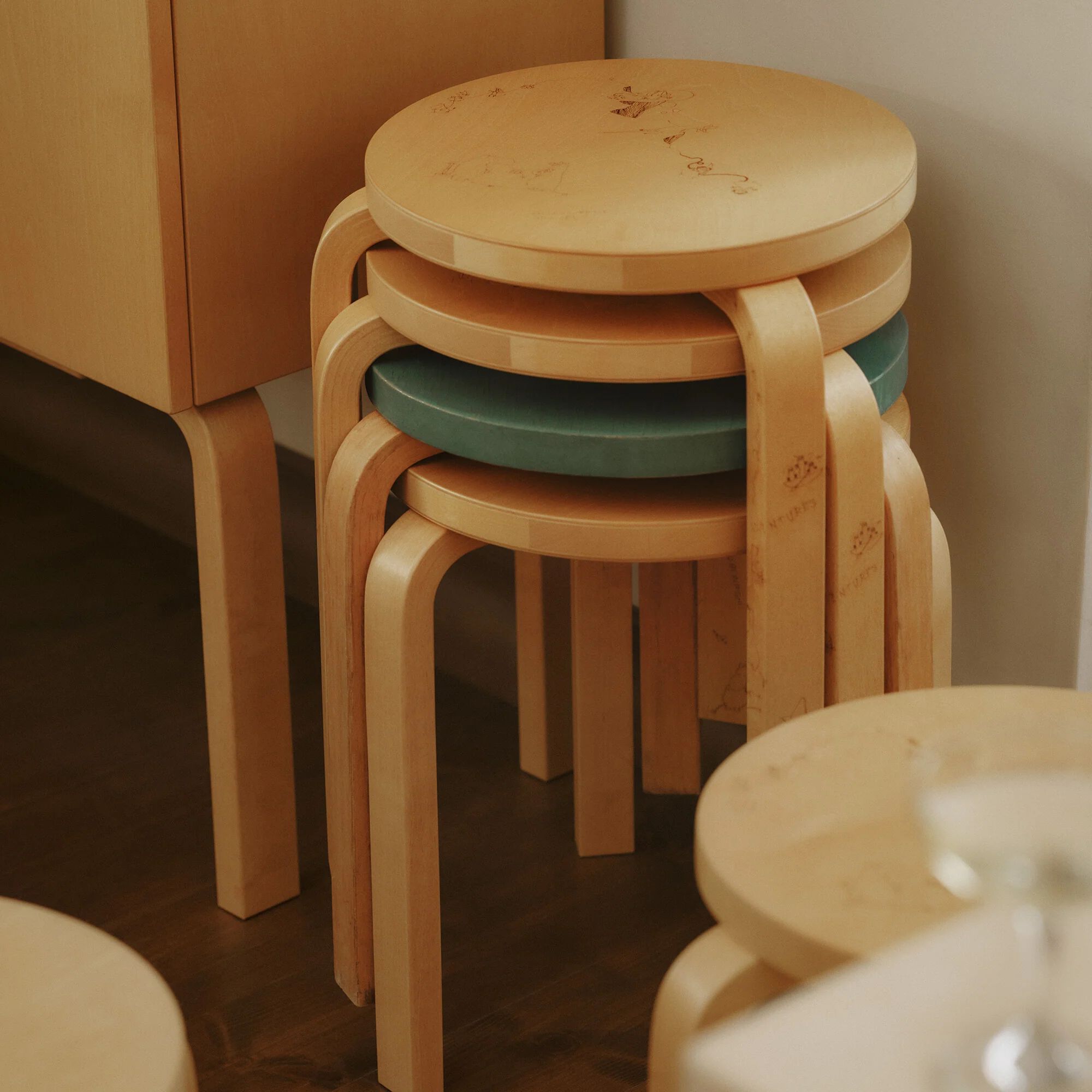 Штабелируемый стул из березы Artek STOOL 60 CELEBRATION ARCH-00111010 - Вид №5