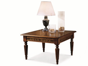 Высокий квадратный деревянный журнальный столик для гостиной