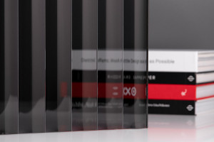 FSRT534 Монолитное стекло литого профиля в текстуре chase 50; показаны в сером стекле Forms-surfaces 