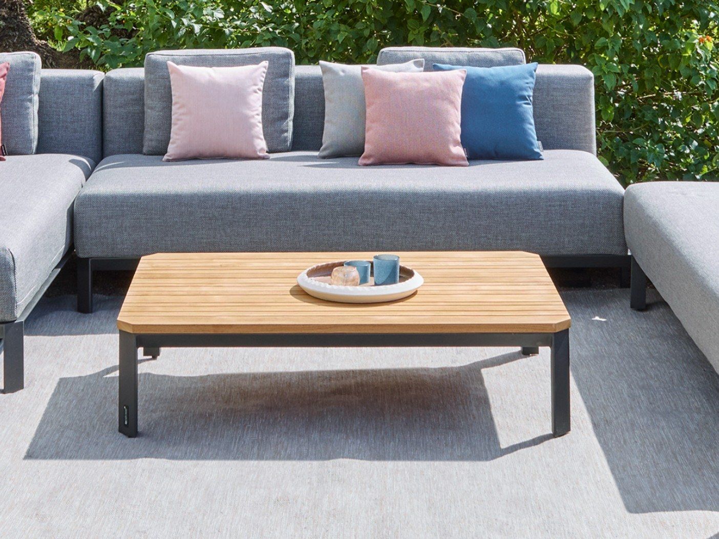 Алюминиевый и деревянный низкий садовый столик Jardinico Mauroo ARCH-00019585