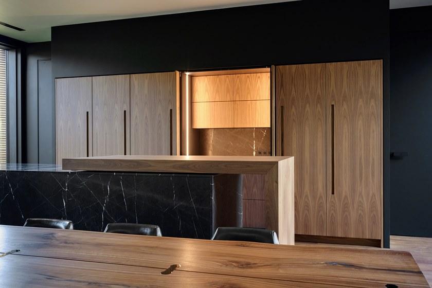 TM Italia Cucine Линейная кухня из орехового дерева каналетто и острова с раздвижной столешницей D90 sun-id-1509750 - Вид №4