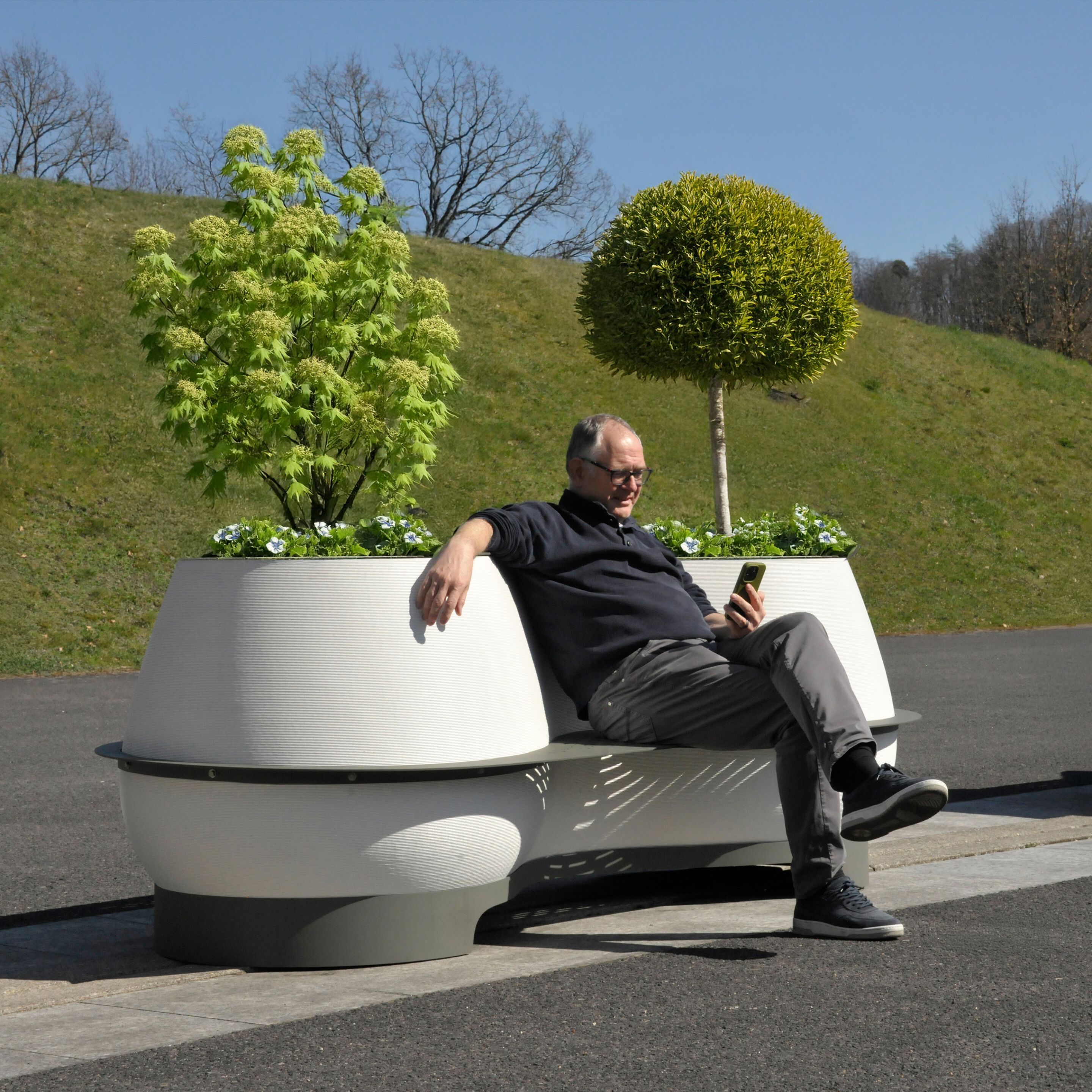 Скамейка из переработанного пластика и нержавеющей стали со спинкой и встроенной плантатором BENKERT BANKE Ontigo ARCH-00090434 - Вид №2