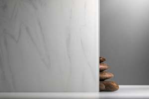 FSRT446 Стекло Vivitela shibori показано в конфигурации отражения с прослойкой aurora two в белом цвете и отделкой pearlex +. Forms-surfaces