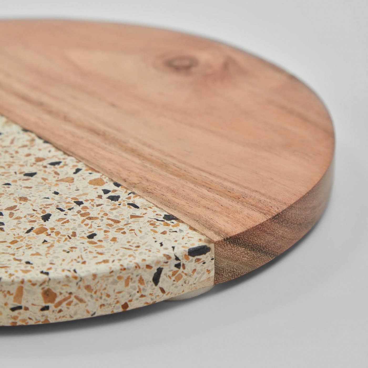 099817 круглая разделочная доска из дерева и терраццо La Forma Verna