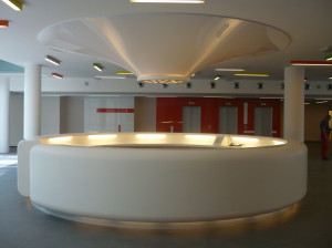 Стойка регистрации Corian® с освещением