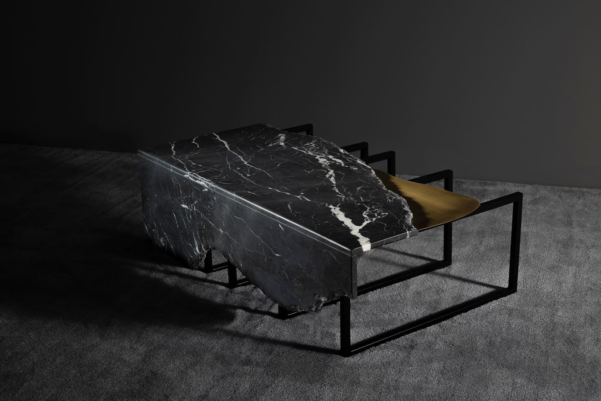 Журнальный столик из черного мрамора Marquina и латуни Greenapple AIRE ARCH-00077236 - Вид №3