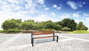 Деревянная скамья со спинкой