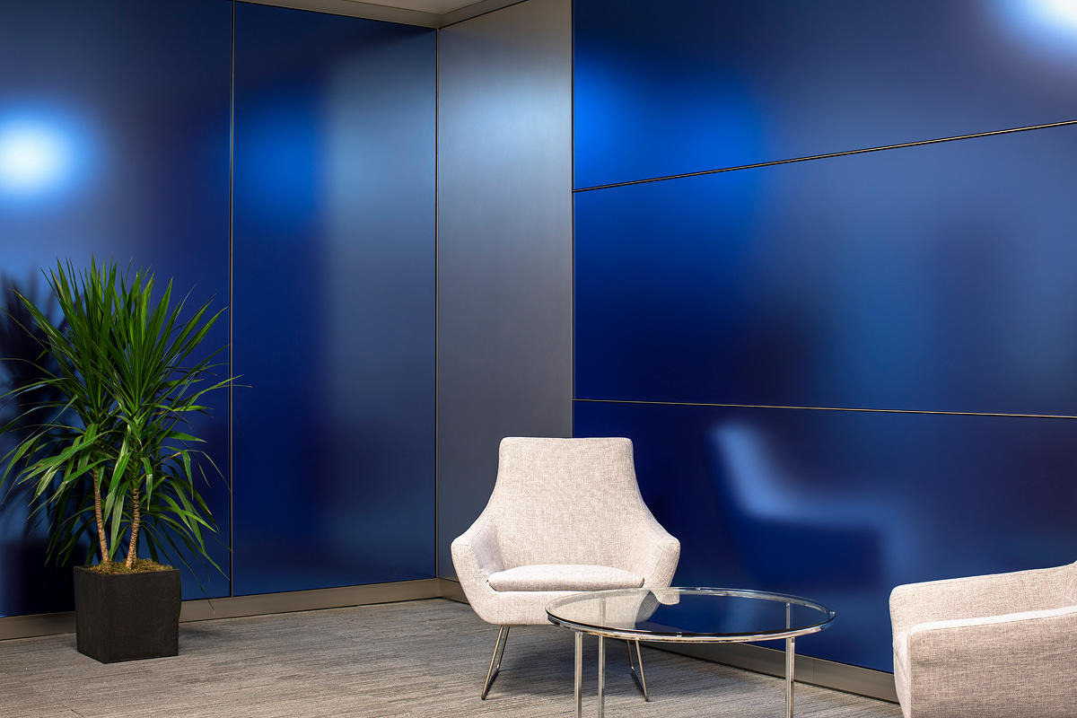 FSRT638 Система обшивки стен Levelr с панелями из вивихромного хромисового стекла в отражающей конфигурации с прослойкой индивидуального цвета и отделкой opalex, а также изготовленными на заказ выступающими ребрами черного цвета в международном аэропорту Forms-surfaces  - Вид №18
