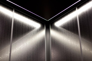 FSRT826 Интерьер лифта Levele-108 показан с верхними панелями из нержавеющей стали с зеркальной отделкой и эко-травлением с изображением городских огней; потолок из нержавеющей стали с сатинированной отделкой на частном участке Forms-surfaces