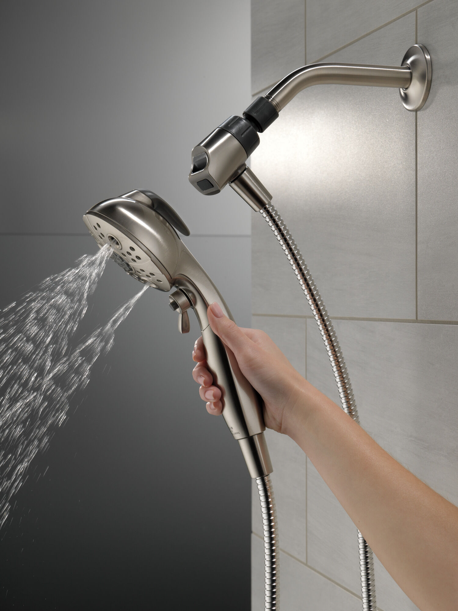 Ручной душ SureDock ™ с 5 настройками Delta Faucet 75507SN - Вид №10