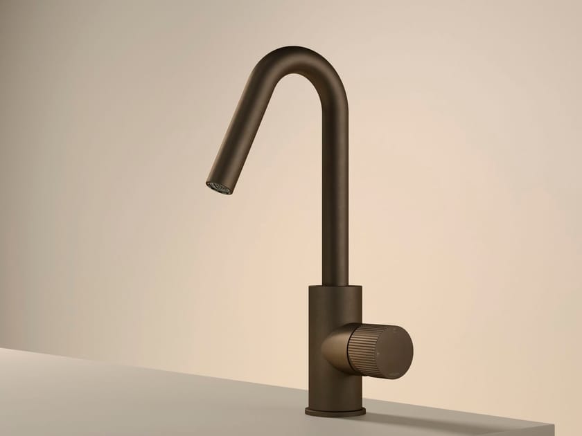 Смеситель для раковины из латуни с регулируемым горлышком Hotbath Guy ARCH-00142779