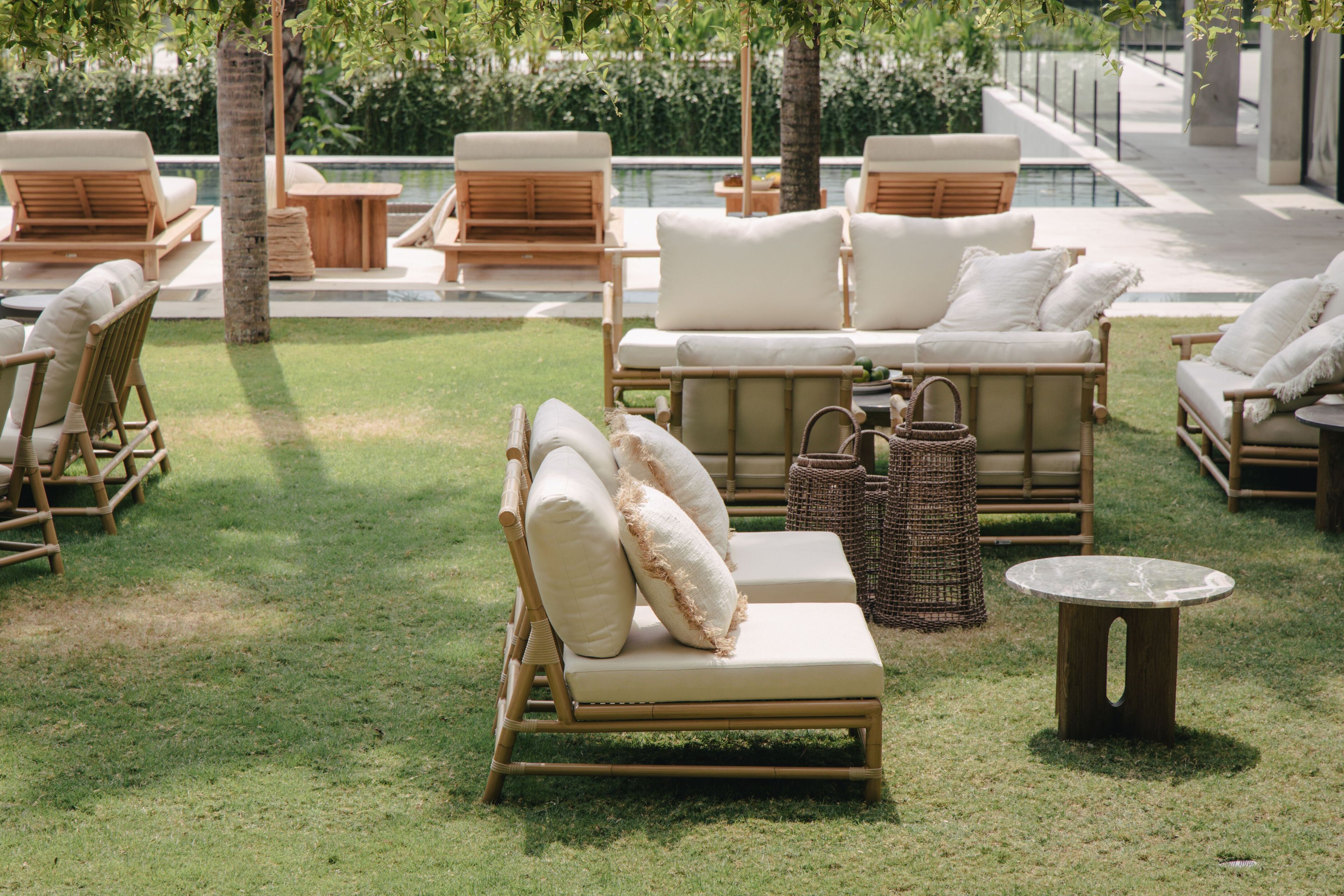 Высокий круглый стол из тикового дерева с мраморной столешницей cbdesign стела ARCH-00055804 - Вид №3