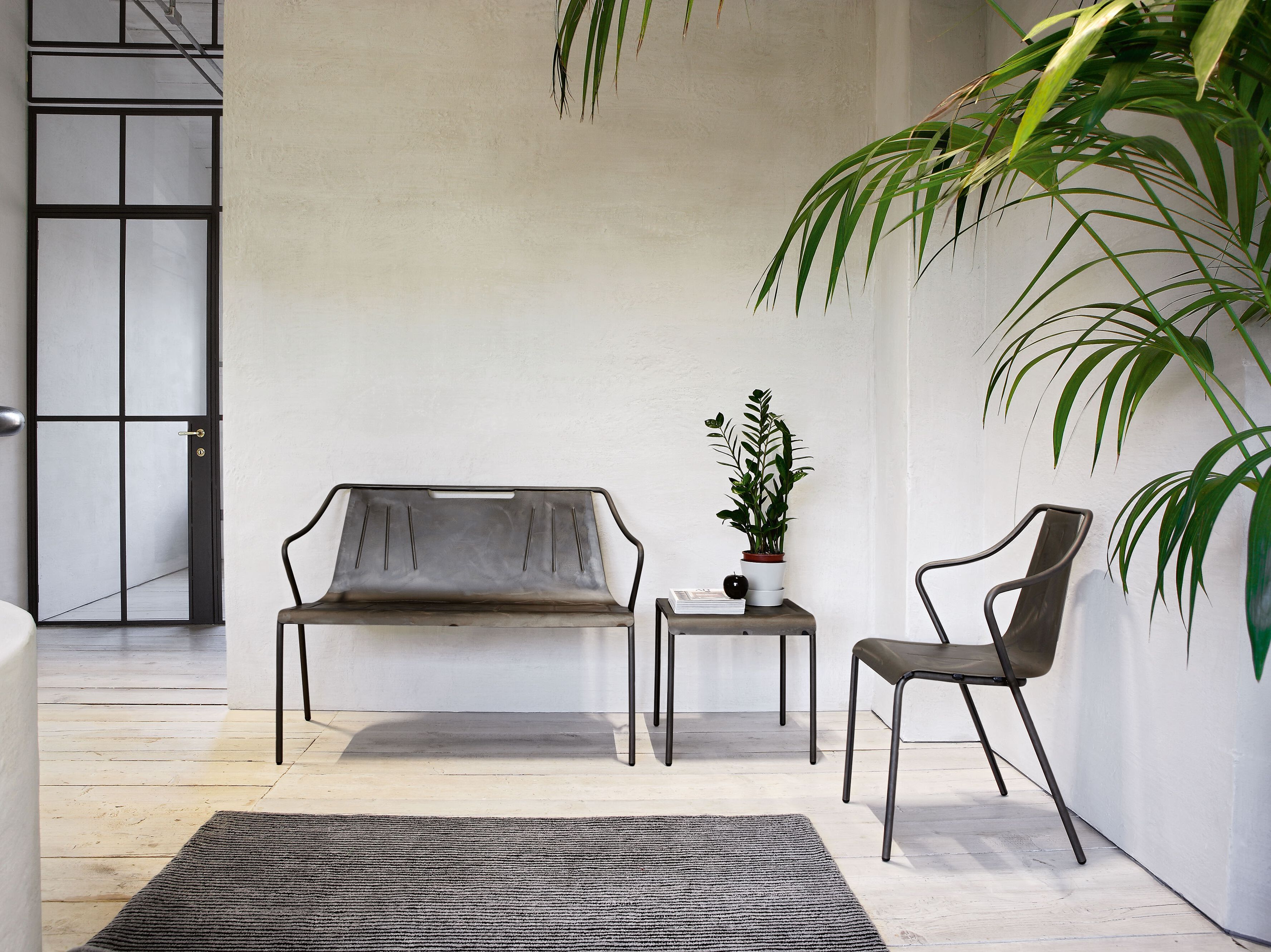 Стальная садовая скамейка с подлокотниками Midj ARCH-00057488 - Вид №1