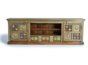 ТВ-шкаф из акации с выдвижными ящиками и распашными дверцами