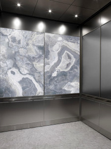 FSRT779 Интерьер лифта Levele-106 с основными панелями лайтплана из стекла vivistone pearl onyx, отделка pearlex +, без подсветки; большие акцентные панели из стекла vivichrome chromis с прослойкой синего цвета и отделкой pearlex +; небольшие акцентные па Forms-surfaces 