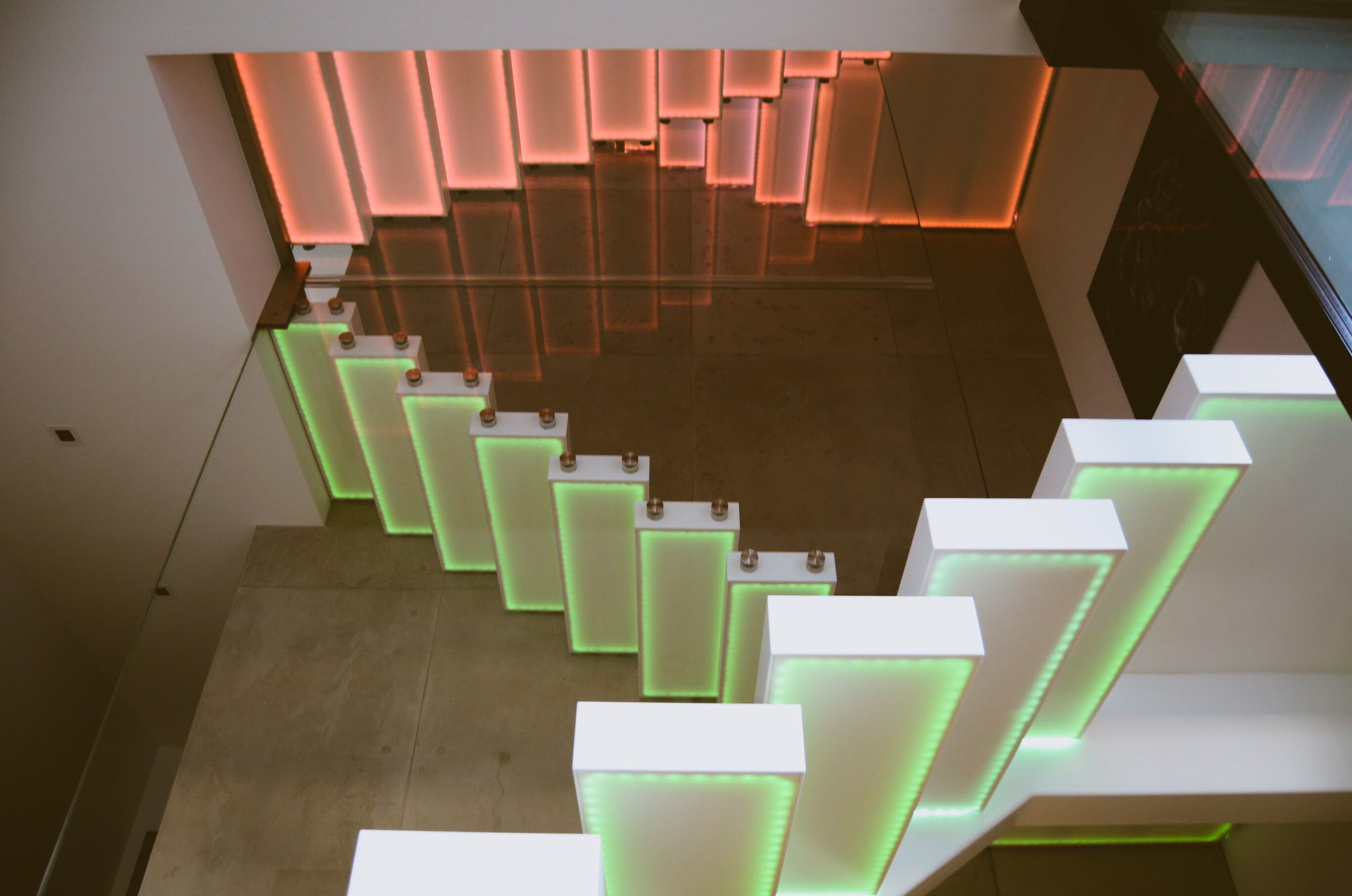 Консольная лестница Corian® со светодиодами Siller Treppen GO UP ARCH-00037447 - Вид №4