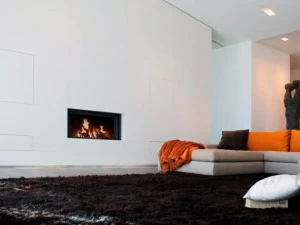 Stûv Дровяной встроенный камин из стали и стекла на стене Stûv 21