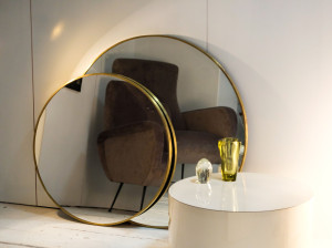 Настенное круглое зеркало с рамкой