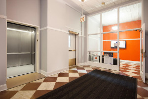 FSRT854 Интерьер лифта Levelc-2000n со вставными панелями из нержавеющей стали с алмазной отделкой и оттискным рисунком Далласа; стойки и рельсы из нержавеющей стали с алмазной отделкой; круглые поручни в северо-западном университете - 1201 дэвис, 1801 кл Forms-surfaces 