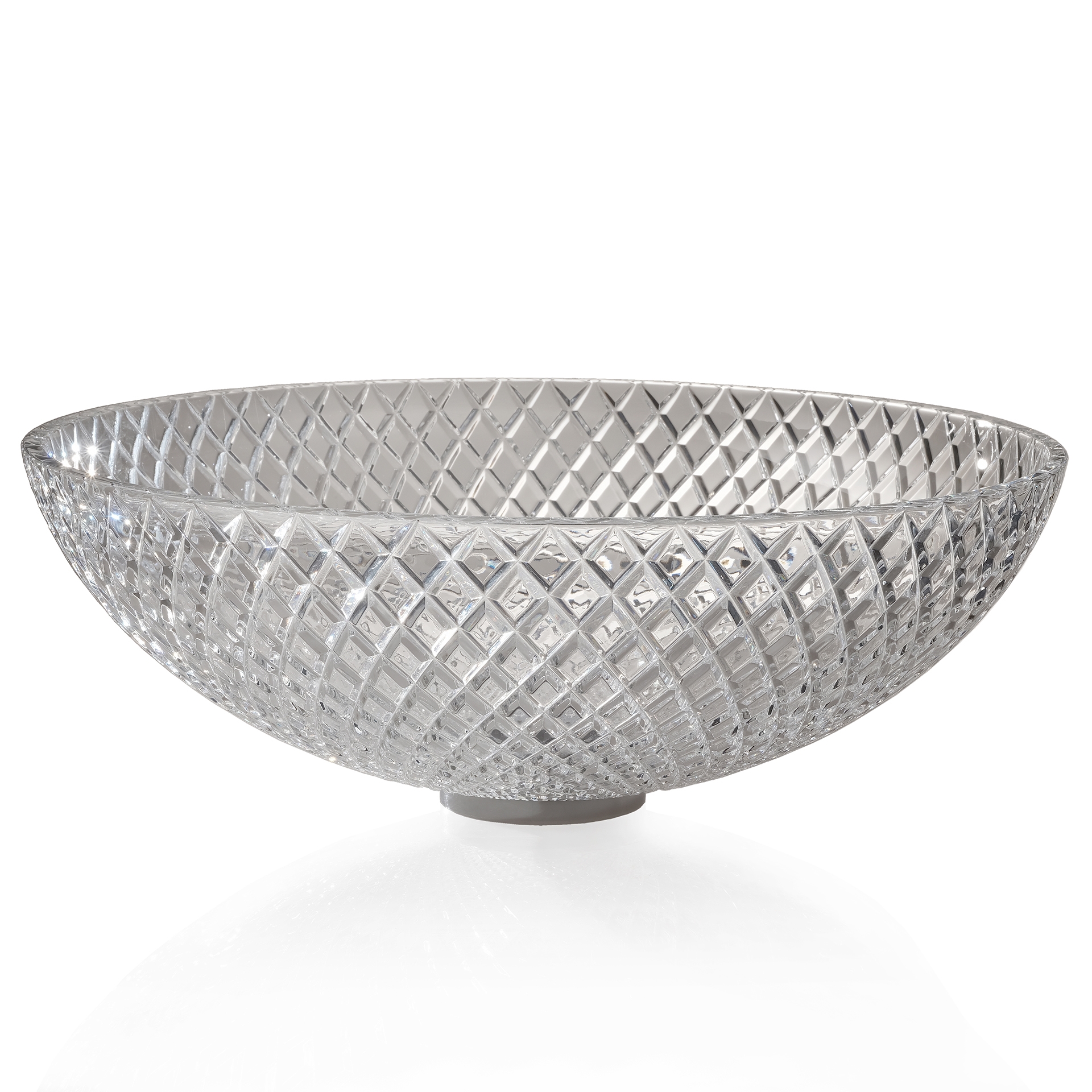 CBCAR 3SC Умывальник из хрусталя 24% Pbo, выгравированный полностью вручную. Гравюры имеют рельефный рисунок в форме призмы, создавая классический и элегантный дизайн. Размеры: Диаметр см. 43 — ч. см. 15 Умывальник поставляется с латунным основанием и лат Treesseci 3SC CLASSICO