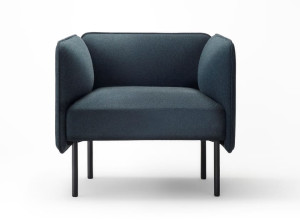 Тканевое кресло с подлокотниками