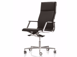 Регулируемое по высоте офисное кресло с колесами 5 спиц