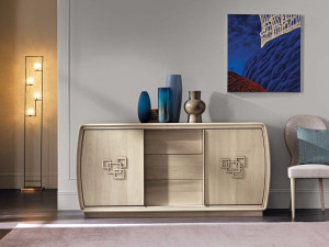 Деревянный шкаф с распашными дверями