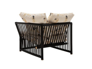 Садовое кресло из ротанга и тканевые подушки