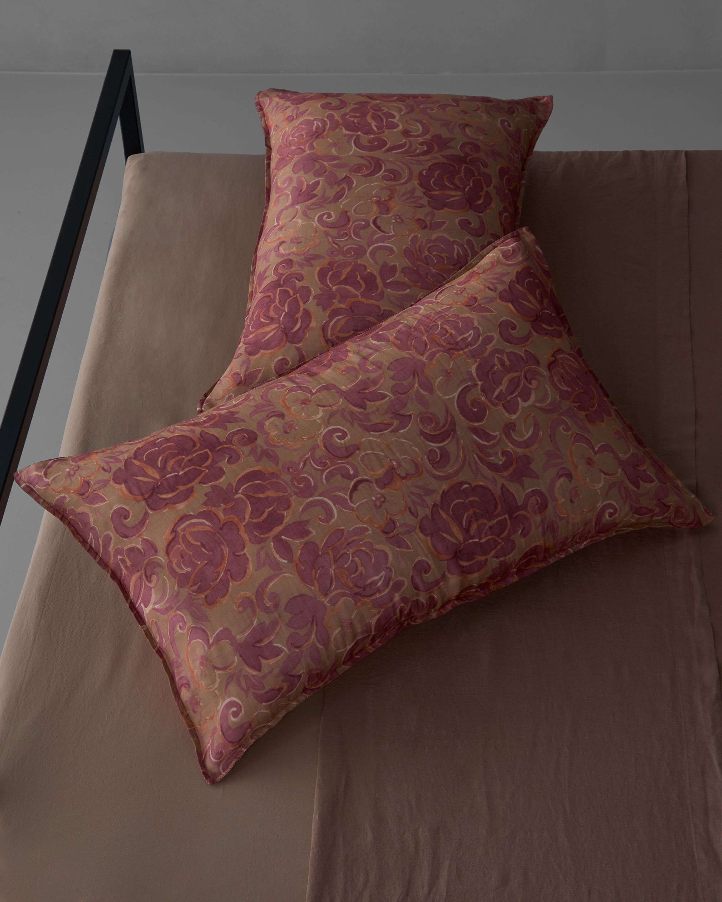 Наволочка с цветочным рисунком Society Limonta NAP LUSSY ARCH-00152618 - Вид №2