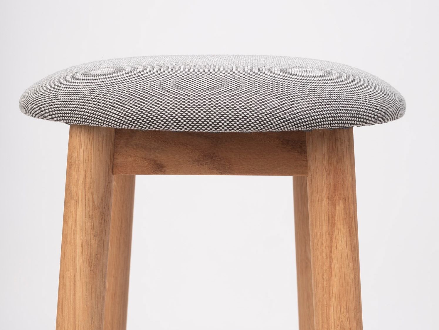 Высокий деревянный мягкий стул с подставкой для ног ONDARRETA ARCH-00077347