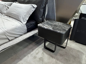 Тумбочка с деревянным ящиком и мраморным верхом