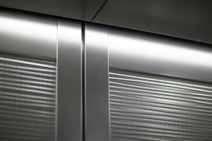 FSRT837 Внутреннее пространство лифта Levelc-2000n со вставными панелями из нержавеющей стали с отделкой из морского камня и узором cinch fusion; перекладины и поручни из нержавеющей стали, отделка с камнем в северо-западном университете - дэвис 1201, кле Forms-surfaces 