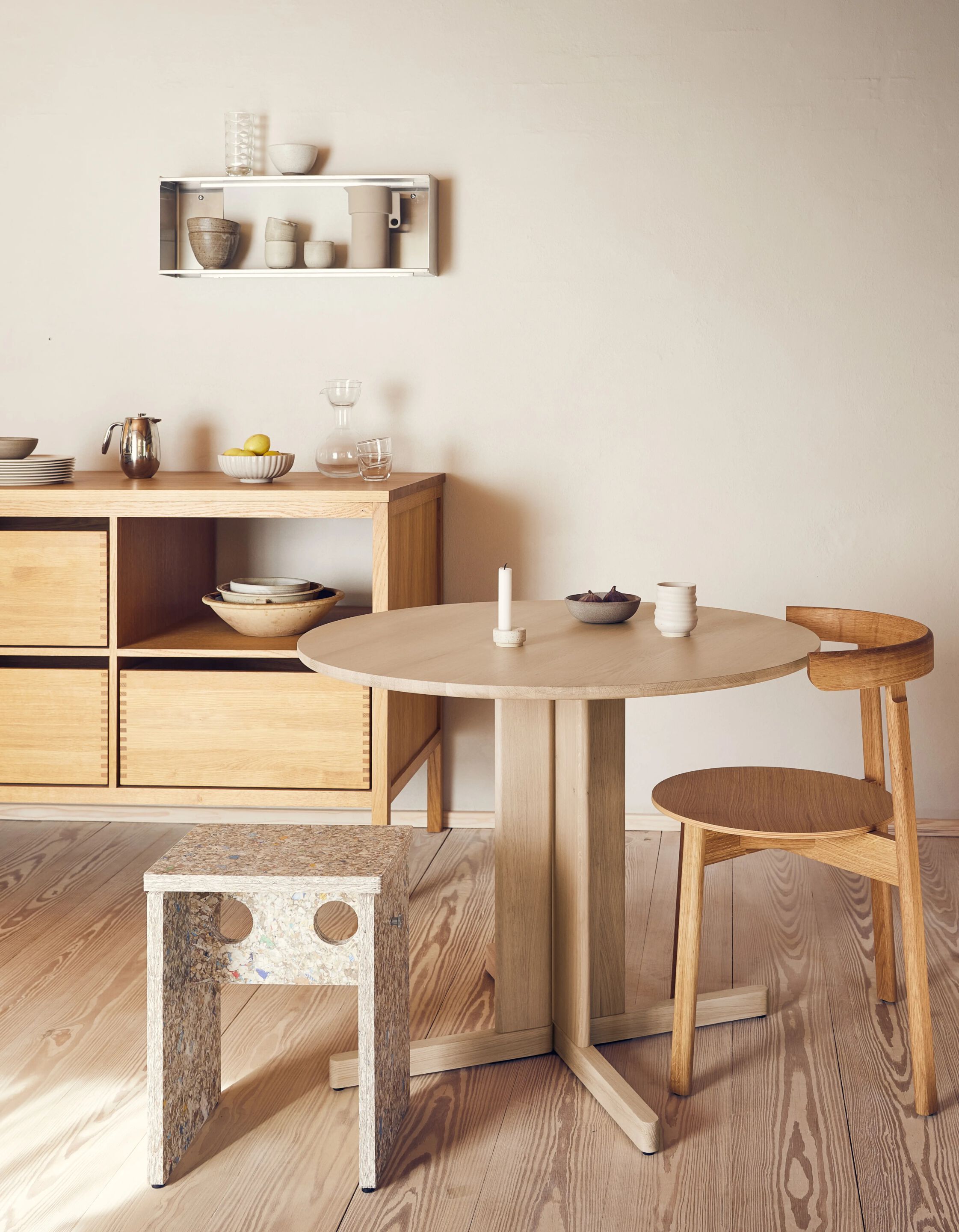 Низкий стул из переработанного материала Form & Refine римейк ARCH-00116232 - Вид №4