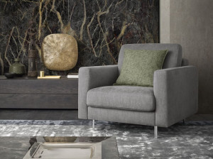 Тканевое кресло с подлокотниками