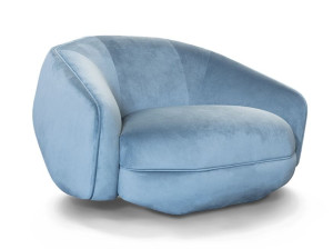 Бархатное кресло с подлокотниками