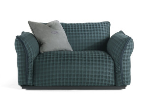 Тканевое кресло с подлокотниками