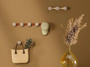 Стальная и деревянная настенная вешалка