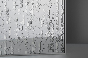 FSRT286 Стекло Vivigraphix Gleam показано в конфигурации отражения с промежуточным слоем с узором alpine ii в стандартной отделке Forms-surfaces