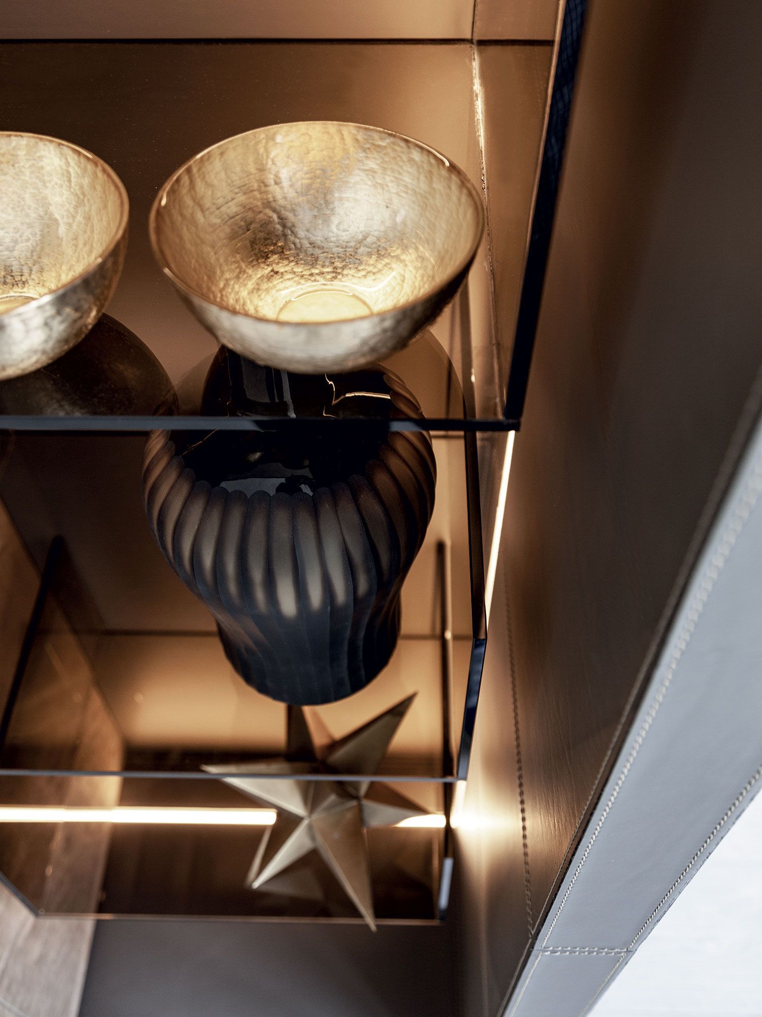 Деревянный сервант с кожаной обивкой Vittoria Frigerio Lanza ARCH-00105116 - Вид №3