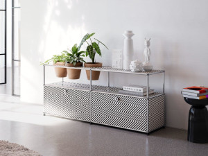 Металлический шкаф с откидными дверцами