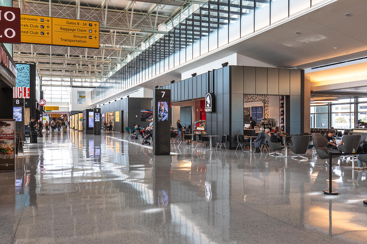 FSRT654 Деталь выравнивающей системы облицовки стен с панелями из вивихромного хромового стекла с промежуточным слоем индивидуального цвета, показанная в конфигурации отражения с отделкой pearlex +, нержавеющая сталь с отделкой каймой и внешний открытый у Forms-surfaces  - Вид №5