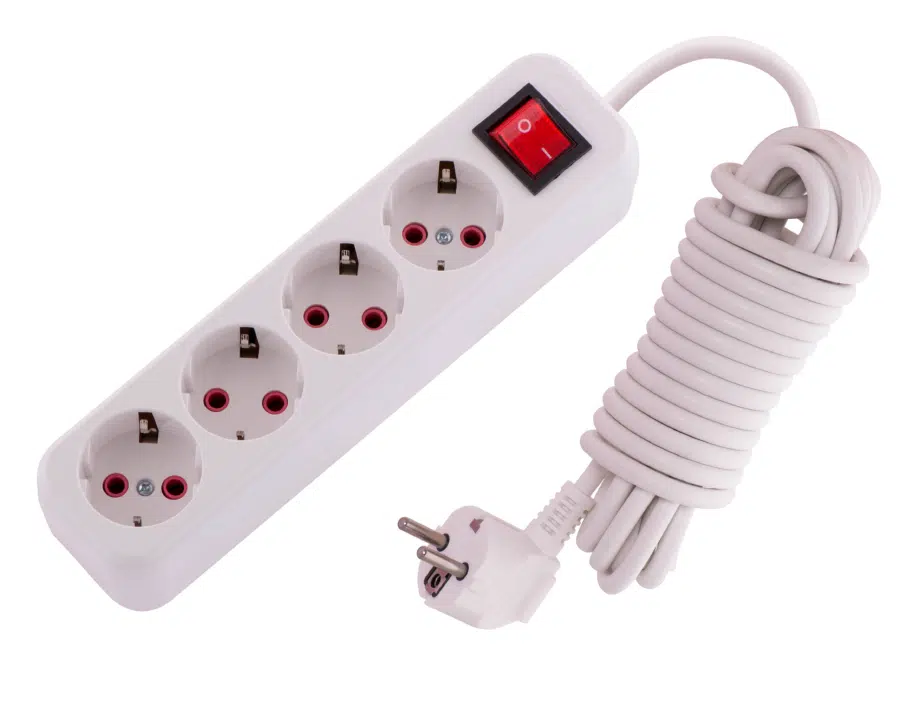 LILA Удлинитель с заземлением 4 входа 5 метров с выключателем белый LEZARD 720-0405-402