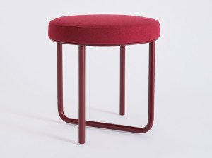 Низкий стул с мягкой тканью