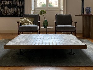 Низкий стол из алебастра