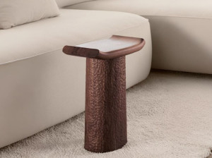 Твердый деревянный низкий стул