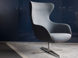 Спицевое кресло с подлокотниками