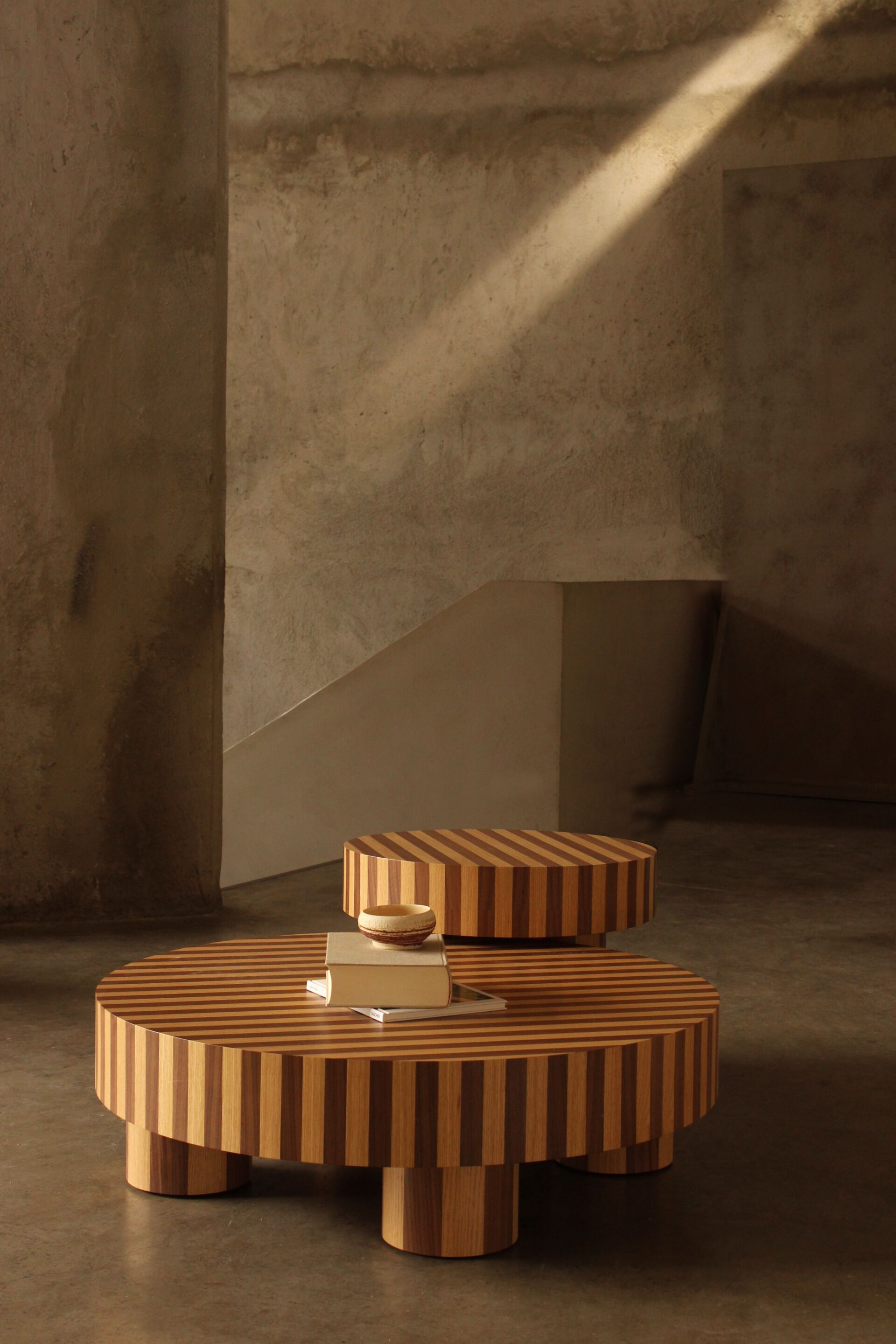 Низкий круглый журнальный столик из дуба и грецкого ореха DOOQ Nusa ARCH-00113669 - Вид №5