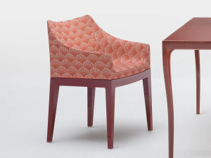 Тканевый стул с подлокотниками